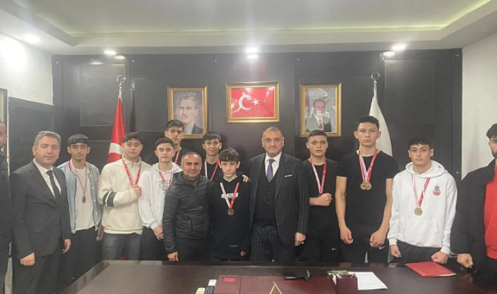 Salıpazarı Belediye Başkanı Halil Akgül, sporcuları ağırladı