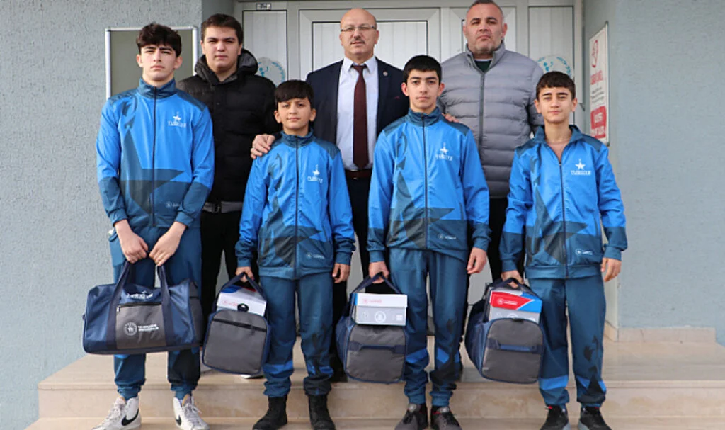 Şampiyon güreşçilere malzeme desteği