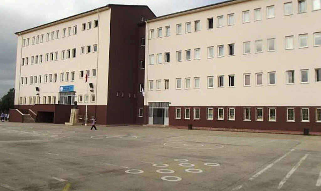 Samsun 19 Mayıs ilçesinde ilkokulun bahçesine halı saha yapılacak