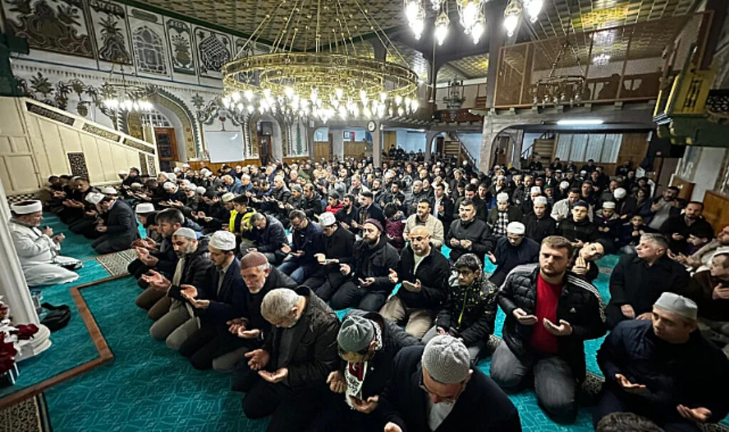 Samsun Bafra'da sabah namazında şehitler için dualar edildi