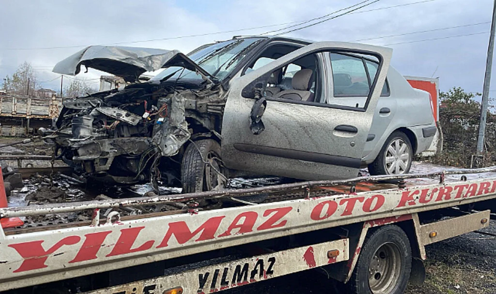 Samsun Çarşamba'da ağaca çarpan otomobilin sürücüsü yaralandı