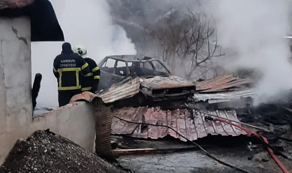 Samsun'da Ahşap ev ve otomobil küle döndü