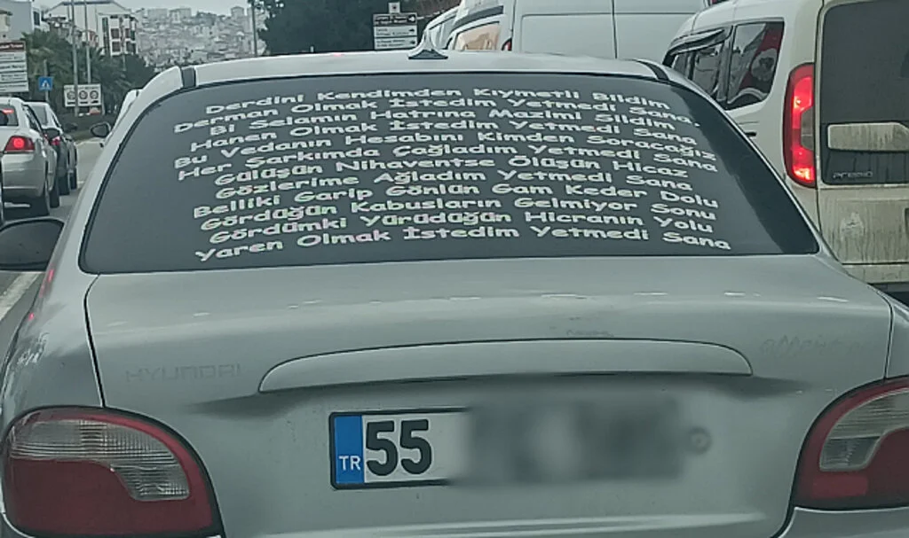 Samsun'da araba arkası ilginç yazılar dikkat çekiyor
