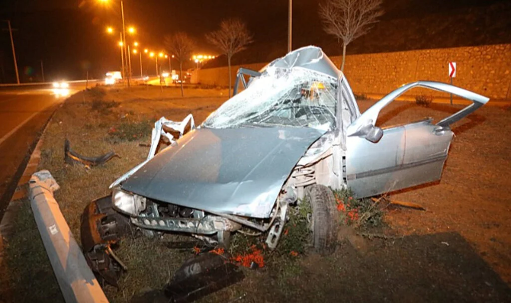 Samsun'da aydınlatma direğine çarpan otomobil hurdaya döndü: 1 ağır yaralı