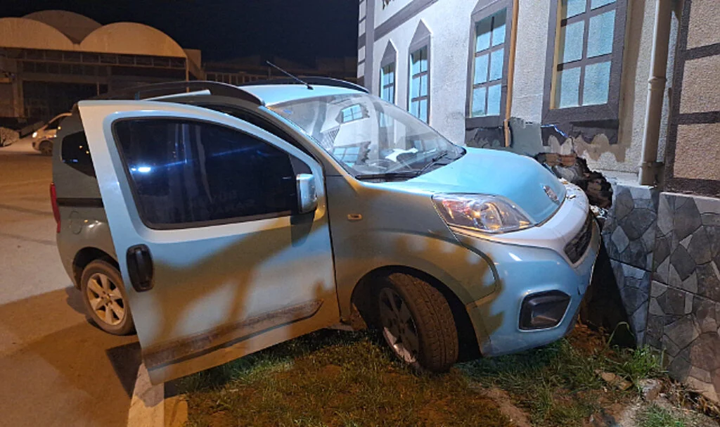 Samsun'da elektrik trafosunun duvarına çarpan aracın sürücüsü yaralandı