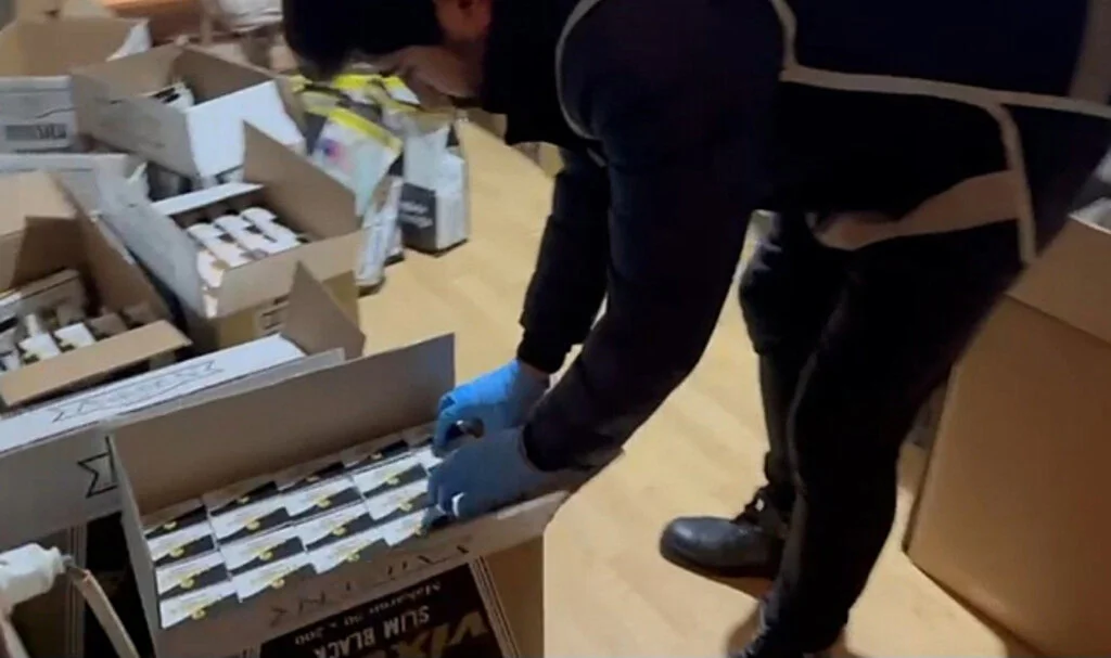 Samsun'da evinde makineyle kaçak sigara sararken yakalandı