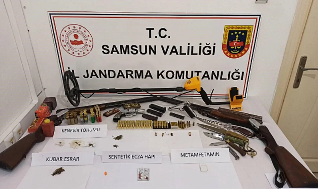 Samsun'da evinde silah ve uyuşturucu ele geçen şahısa gözaltı