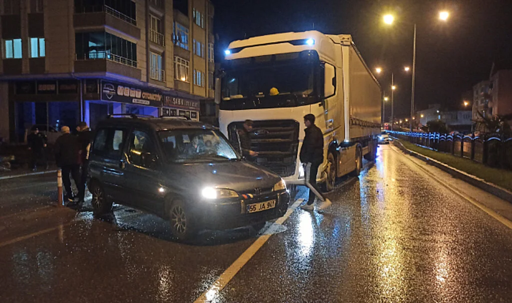 Samsun'da hafif ticari araç sürücüsü ölümden döndü
