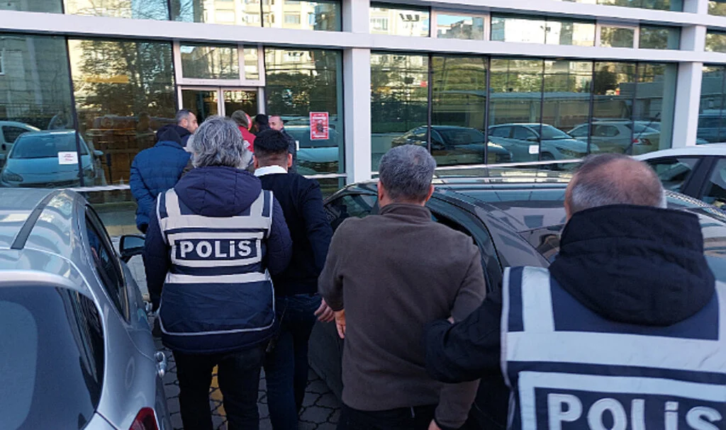 Samsun'da İnternet üzerinden 18 vatandaşı 4,6 milyon lira dolandıran 5 kişi adliyeye sevk edildi