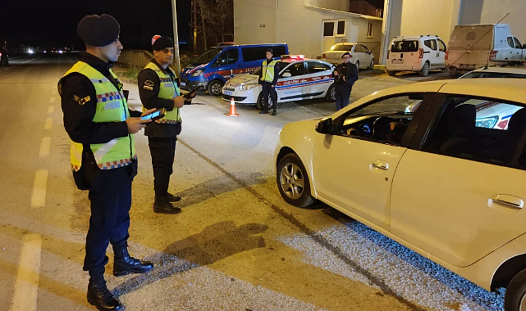 Samsun'da jandarma ekipleri yılbaşı gecesi yoğun denetim yaptı