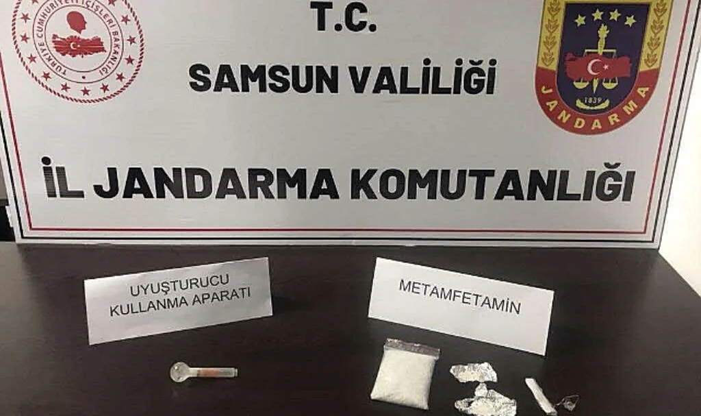 Samsun'da jandarma şüpheli şahsı uyuşturucuyla yakaladı