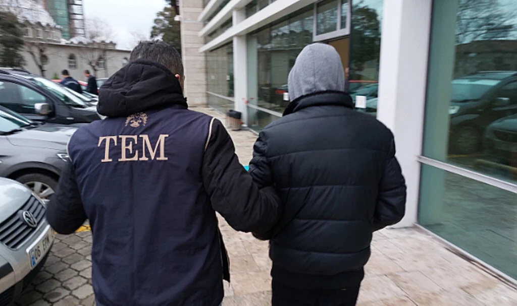 Samsun'da kimliği FETÖ'cü akrabası tarafından yurt dışına kaçarken kullanılan şahıs adliyeye sevk edildi