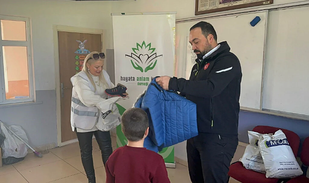 Samsun'da kırsal mahalle öğrencilerine giysi yardım