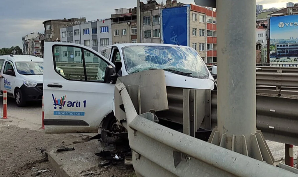 Samsun'da minibüs bariyere çarptı: 1 yaralı