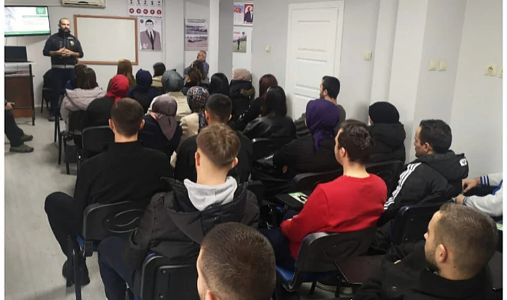 Samsun'da "Narkorehber" polisleri, öğrencileri bilgilendirdi