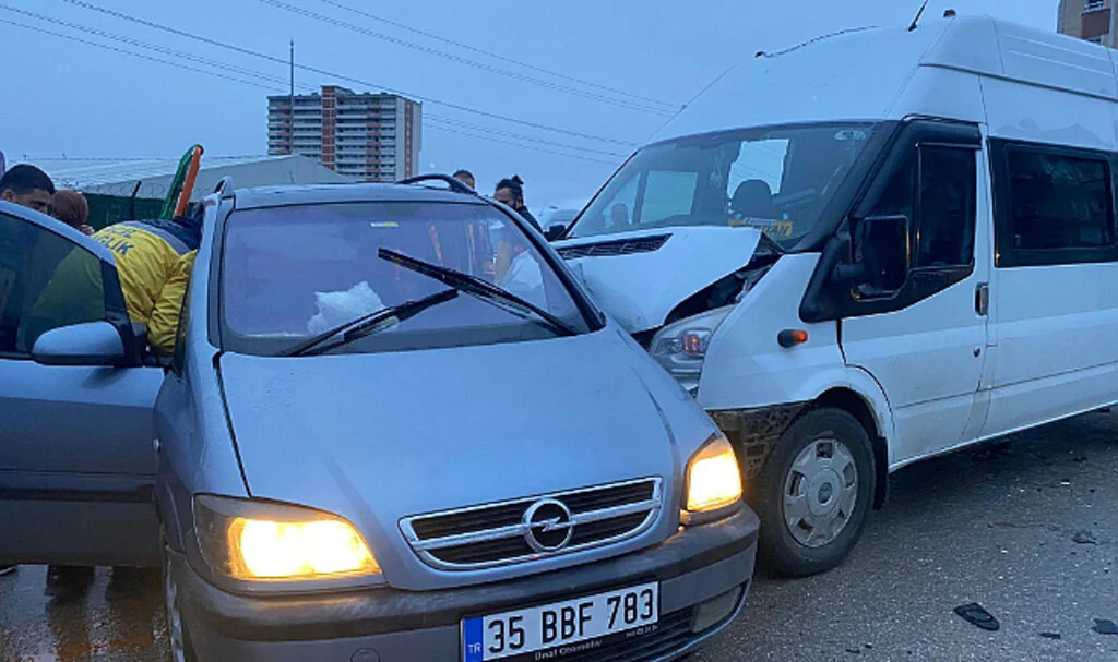 Samsun'da öğrenci servisi otomobile çarptı: 1 yaralı