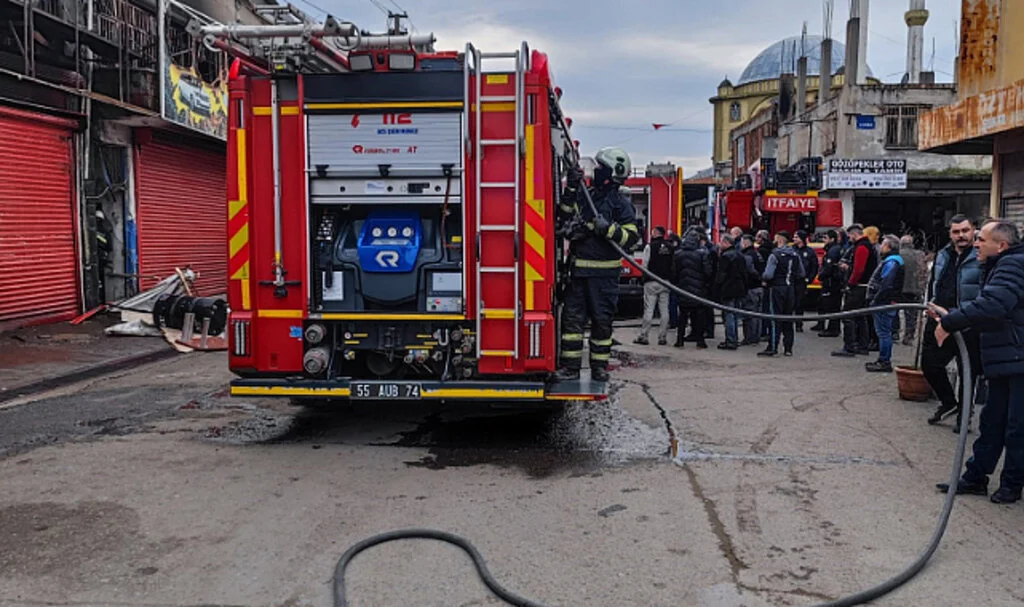 Samsun'da oto yedek parça dükkanında yangın