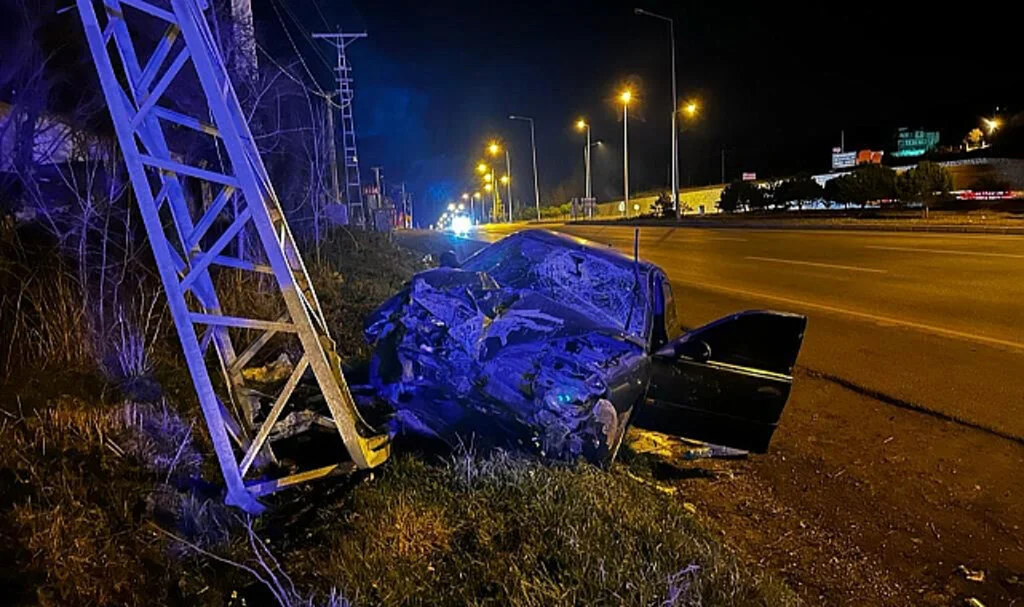 Samsun'da otomobil direğe çarptı: 1 yaralı