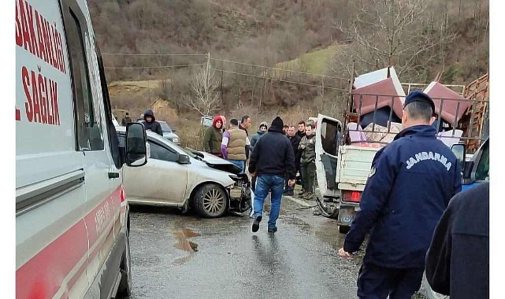 Samsun'da otomobil ile kamyonet çarpıştı: 4 yaralı