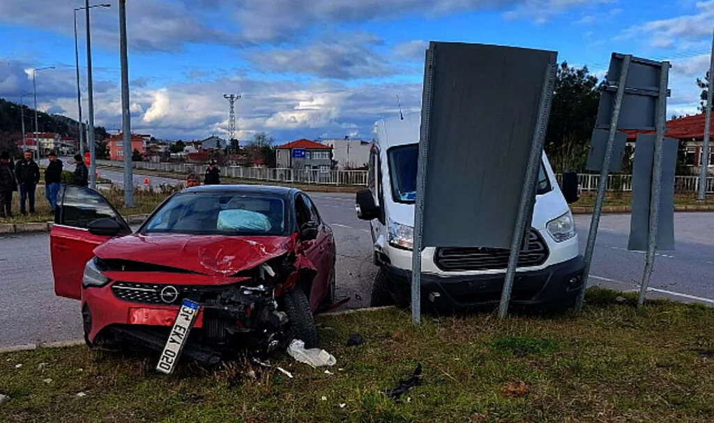 Samsun'da otomobil ile minibüs çarpıştı: 2 yaralı