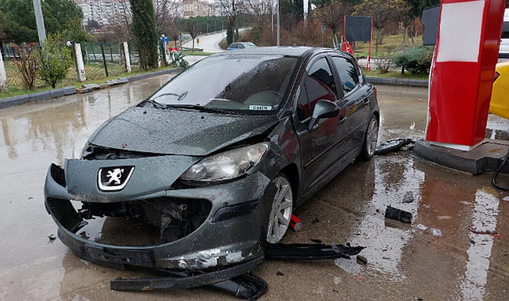 Samsun'da otomobil İstasyon pompasına daldı 