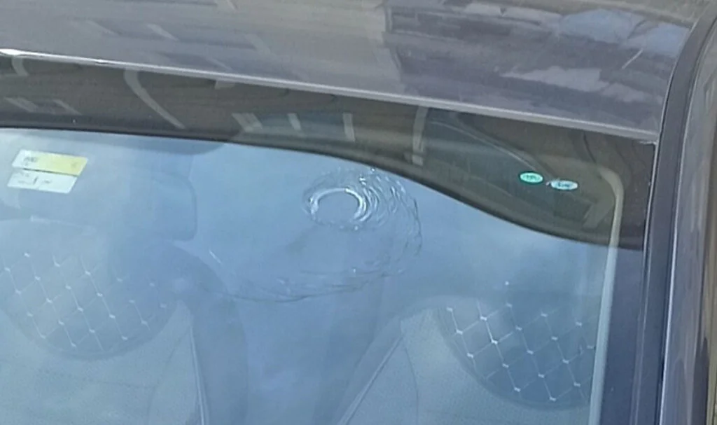 Samsun'da otomobilin ön camına yorgun mermi düştü