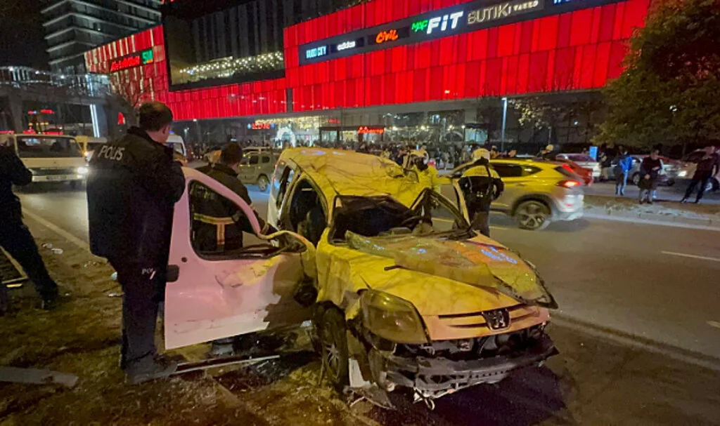 Samsun'da otomobille çarpışan hafif ticari aracın sürücüsü ağır yaralandı