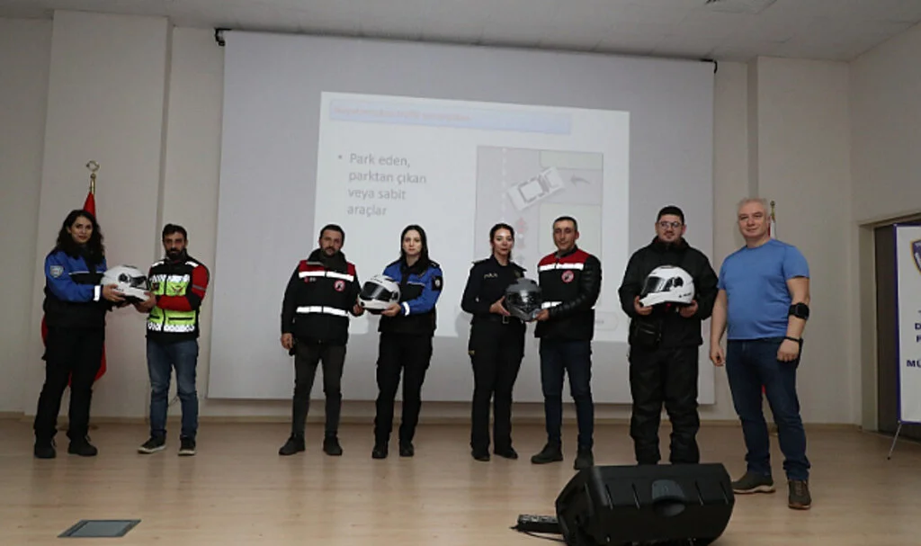Samsun'da polisten motosiklet sürücülerine eğitim