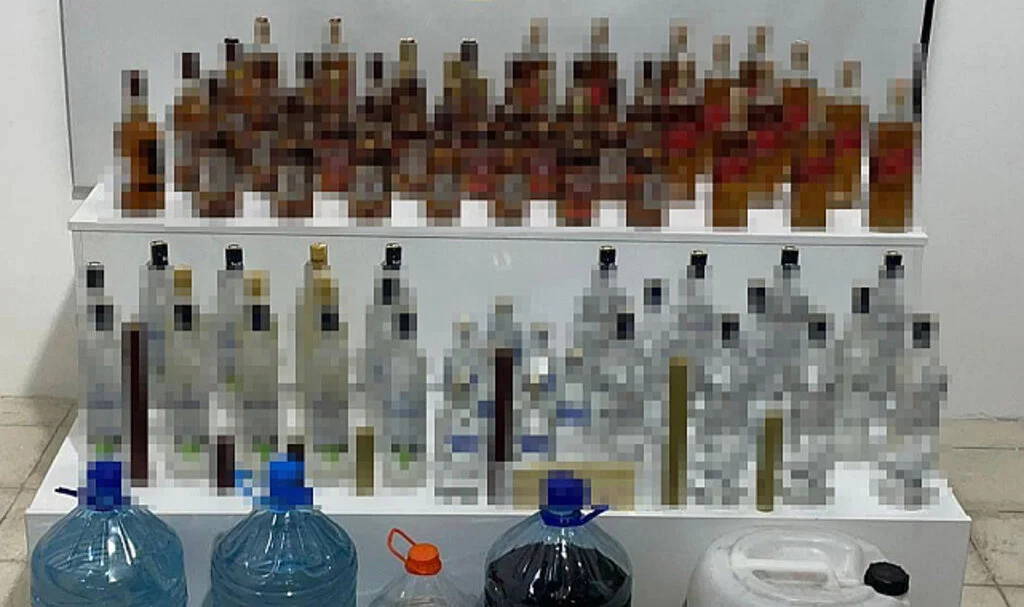 Samsun'da şişe ve bidonlarda sahte içki ele geçirildi