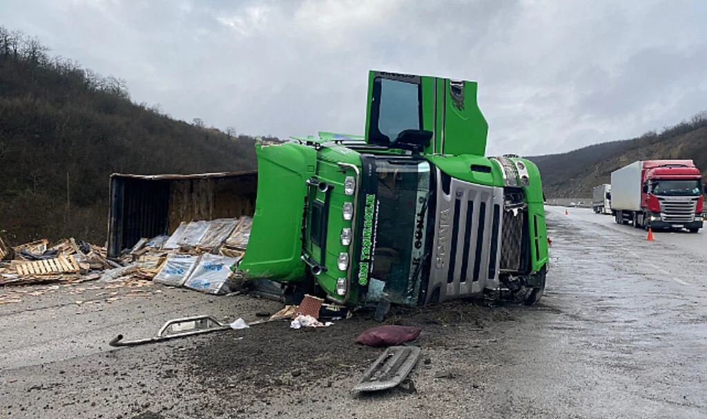 Samsun'da Tır devrildi: 1 yaralı
