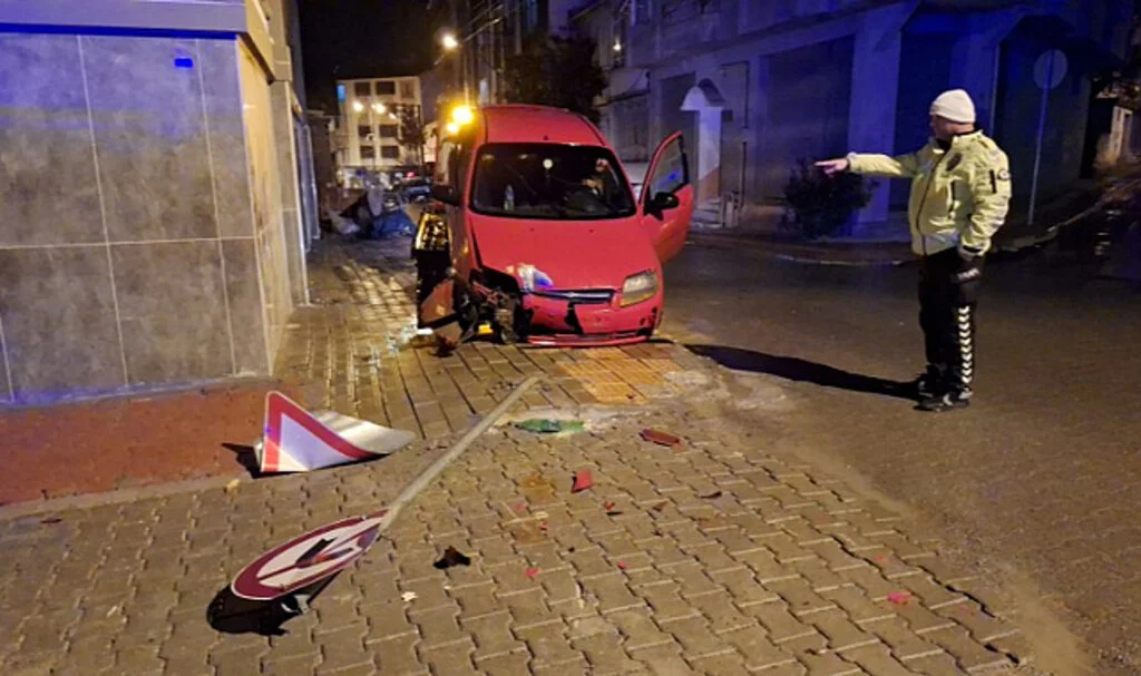 Samsun’da trafik levhasına çarpan otomobil sürücüsü yaralandı