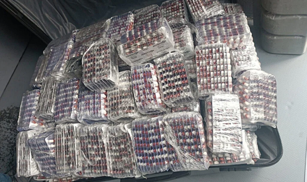 Samsun'da valizler içinde 34 bin 650 adet sentetik ecza ile yakalanan 3 kişi serbest bırakıldı