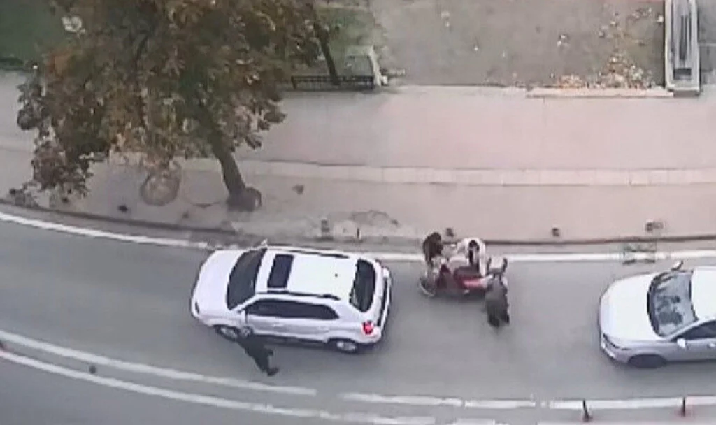 Samsun'da yolda aniden durup geri hareket eden araç, az daha motosikletliyi eziyordu