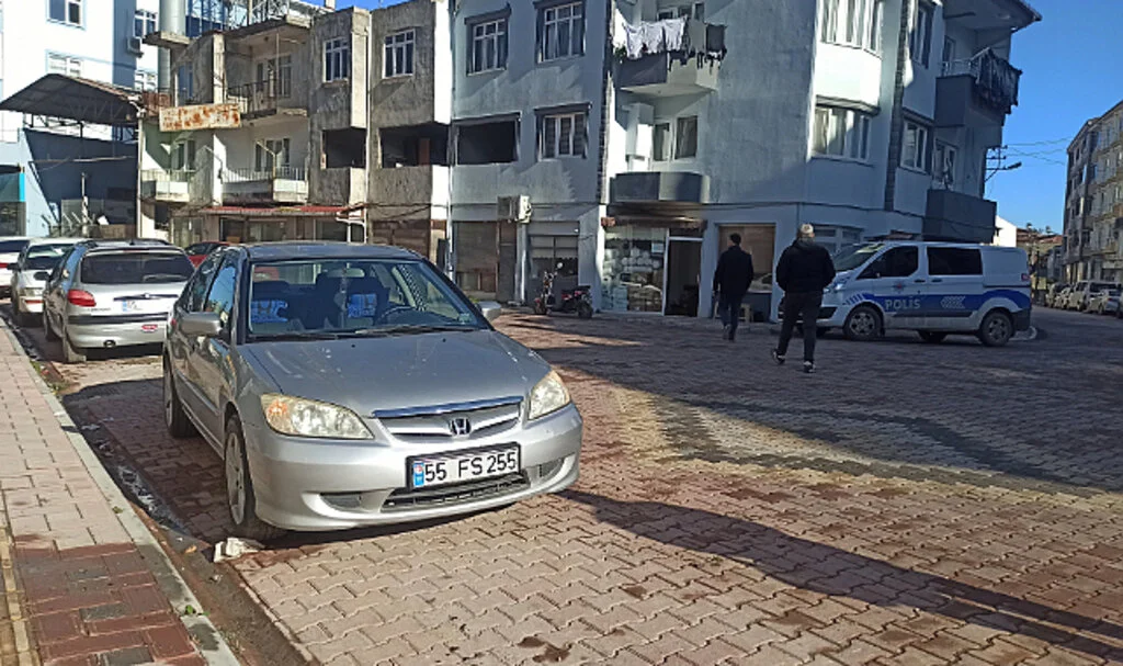 Samsun'da yolun karşısına geçmekte olan yayanın ayağının üstünden otomobil geçti