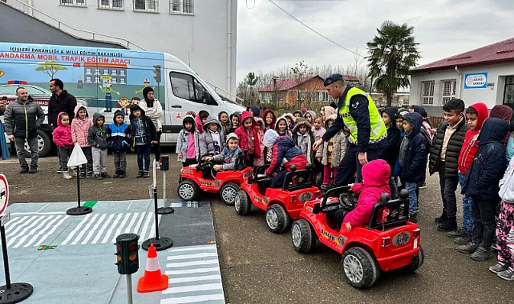 Samsun jandarması öğrencilere uygulamalı trafik güvenliği eğitimi verdi