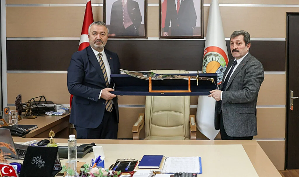 Samsun Valisi Orhan Tavlı'ya 'kılıç' hediyesi