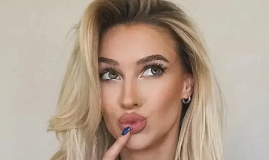 Sosyal medya fenomeni Veronika Rajek Instagram'dan fena korktu! Göğüslerine böyle sansür uyguladı... "Bikini izini mi kontrol ediyor?"
