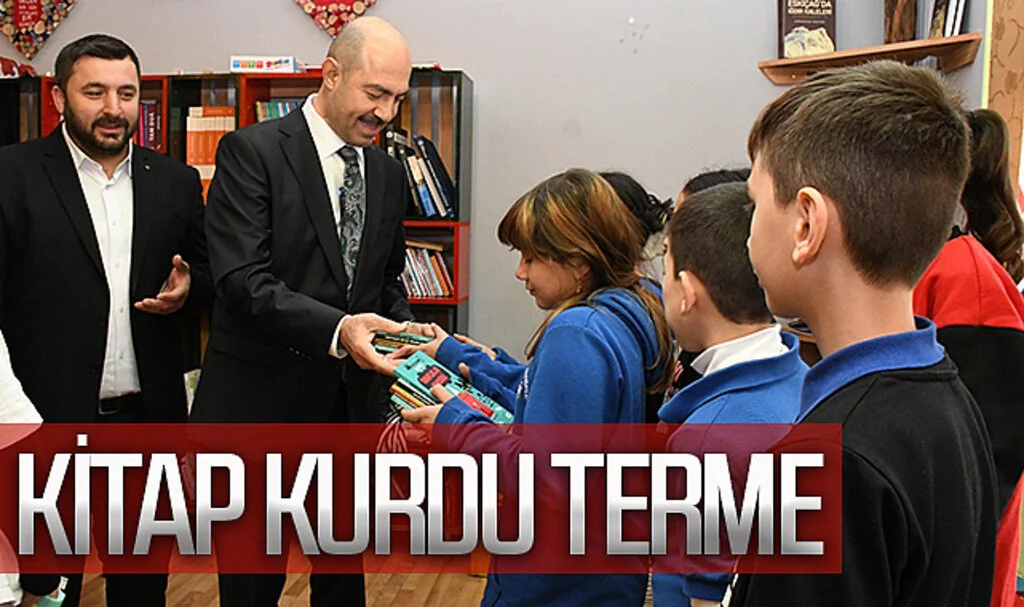 Terme Belediye Başkanı Ali Kılıç öğrencilere kitap dağıttı