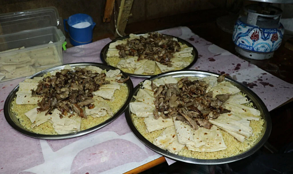 Tirit yemek için sıraya girdiler