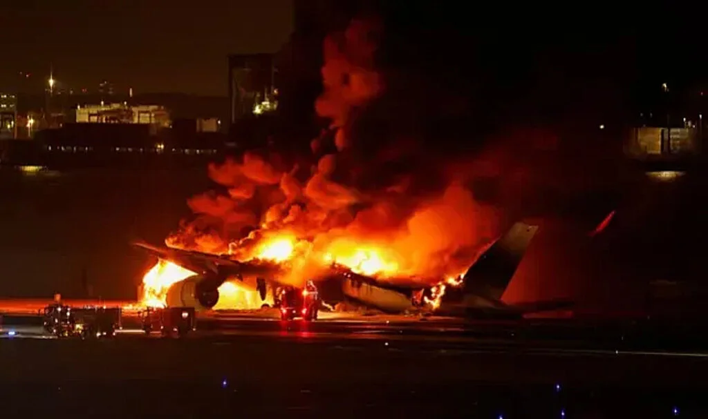 Tokyo'da 2 uçak pistte çarpıştı! A350 Airbus yolcu uçağı alev alev yandı... O anlar böyle görüntülendi: Yüzlerce yolcu taşıyordu