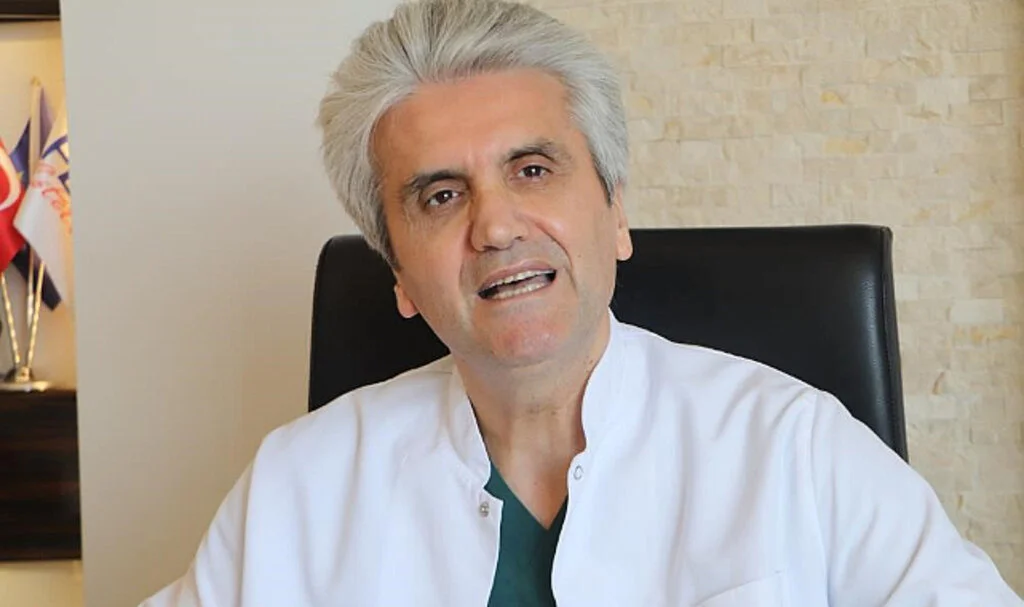 Ünlü estetikçi Prof. Dr. Hayati Akbaş'tan uyarı: "Jinekomasti tedavi edilmeli"