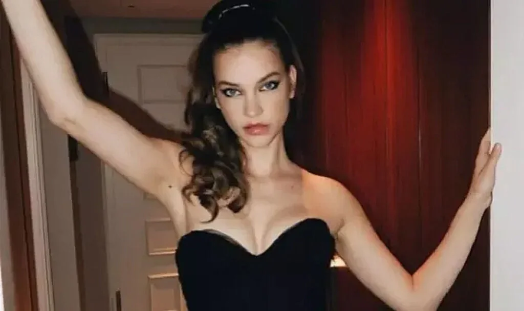 Victoria's Secret modeli Barbara Palvin iç çamaşırı markası için kamera karşısına geçti! Kırmızı dantel iç çamaşırıyla göz kamaştırdı