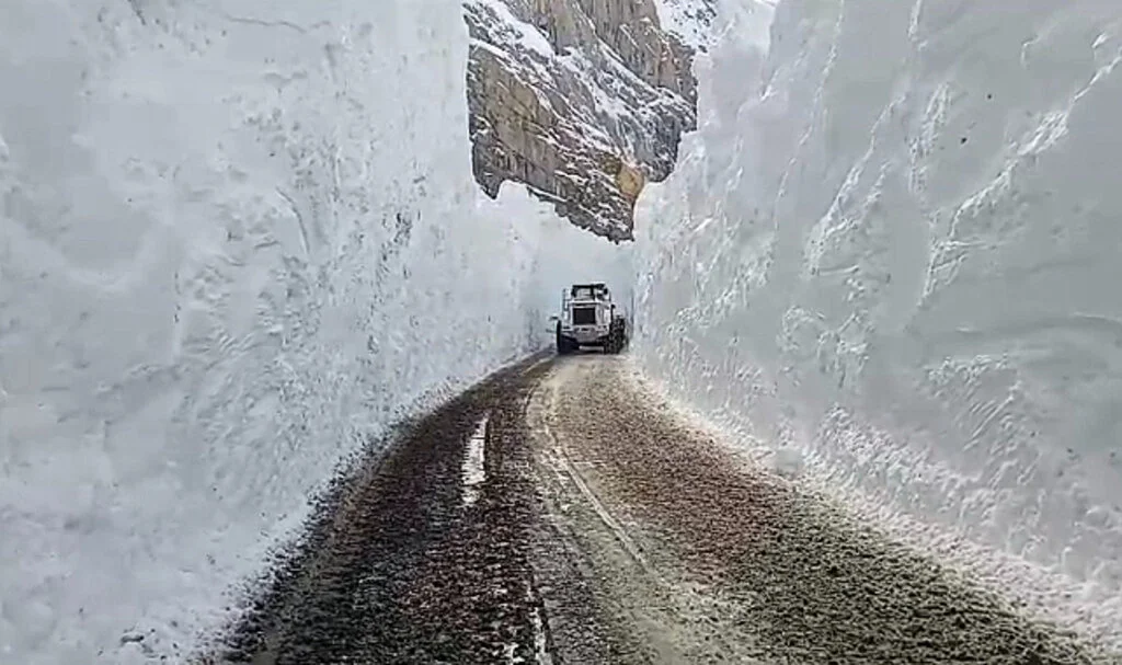 Yüksekova'da çığ bölgesindeki kar kalınlığı 10 metreyi geçti