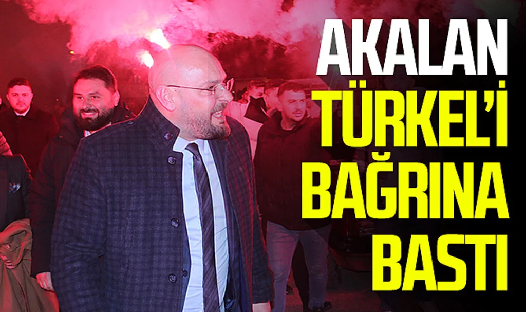 Akalan, CHP Atakum Belediye Başkan Adayı Serhat Türkel'i, bağrına bastı