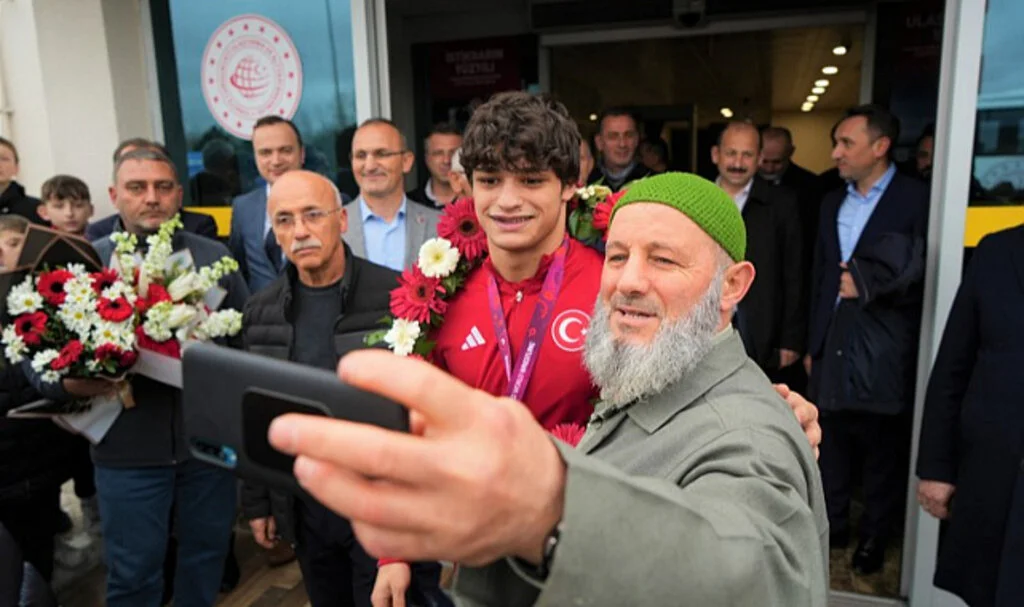 Avrupa şampiyonu Alperen Berber memleketi Samsun'da coşkuyla karşılandı