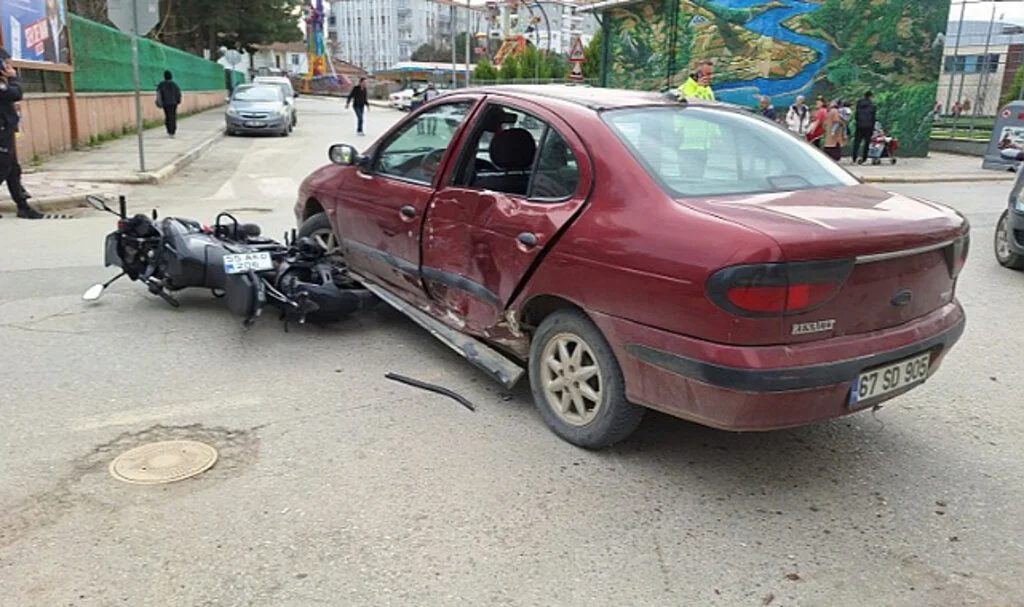 Bafra'da otomobil ile motosikletin çarpıştığı kazada 1 kişi yaralandı
