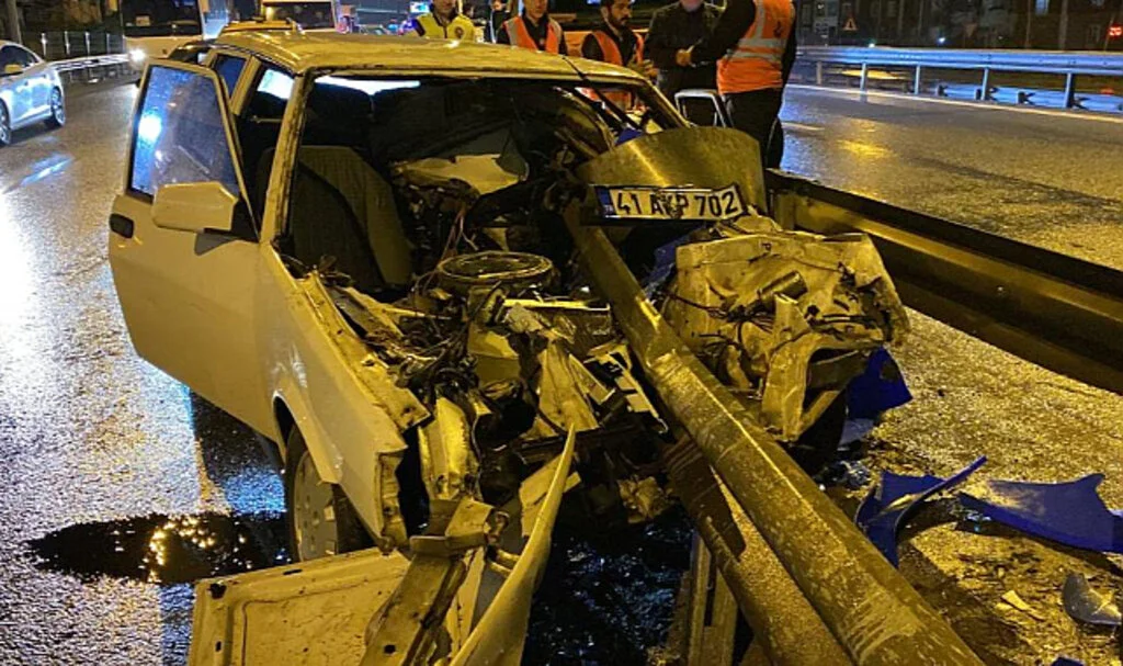 Bariyere ok gibi saplanan otomobilden sağ çıktı