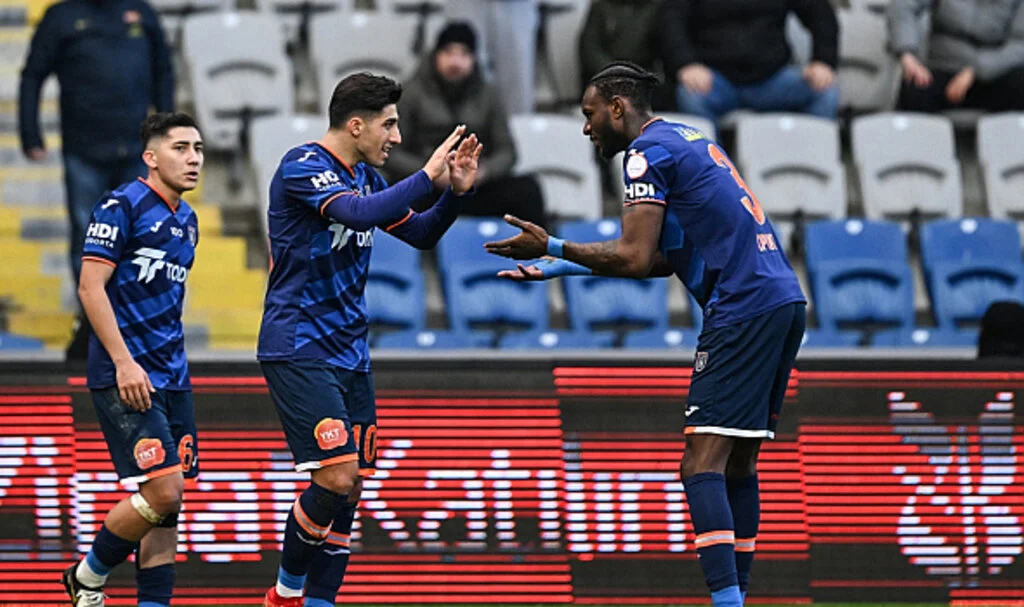 Başakşehir, İstanbulspor'u iki golle geçti