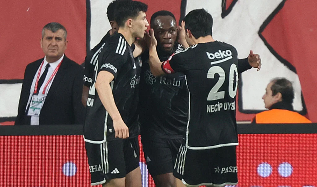Beşiktaş, Antalyaspor'u geriden gelerek yendi