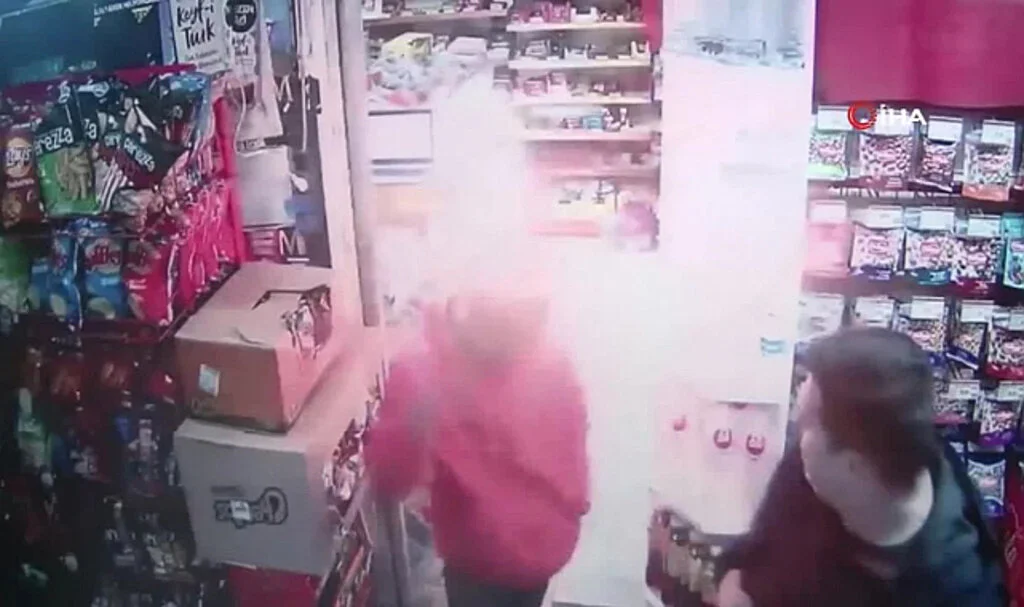 Çakmak Gazıyla Şaka Yaparken Arkadaşını Yakan Genç, Tehlikeli Anları Güvenlik Kamerasına Yakalandı